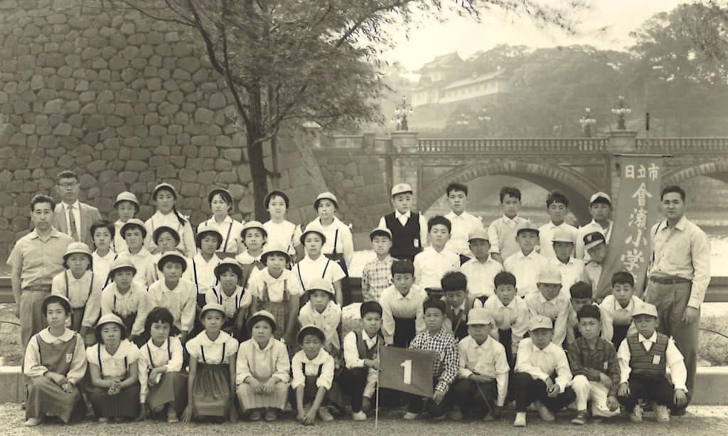 School trip to the Imperial Palace, center of the back row, with teacher Yoichi Numata on the far right