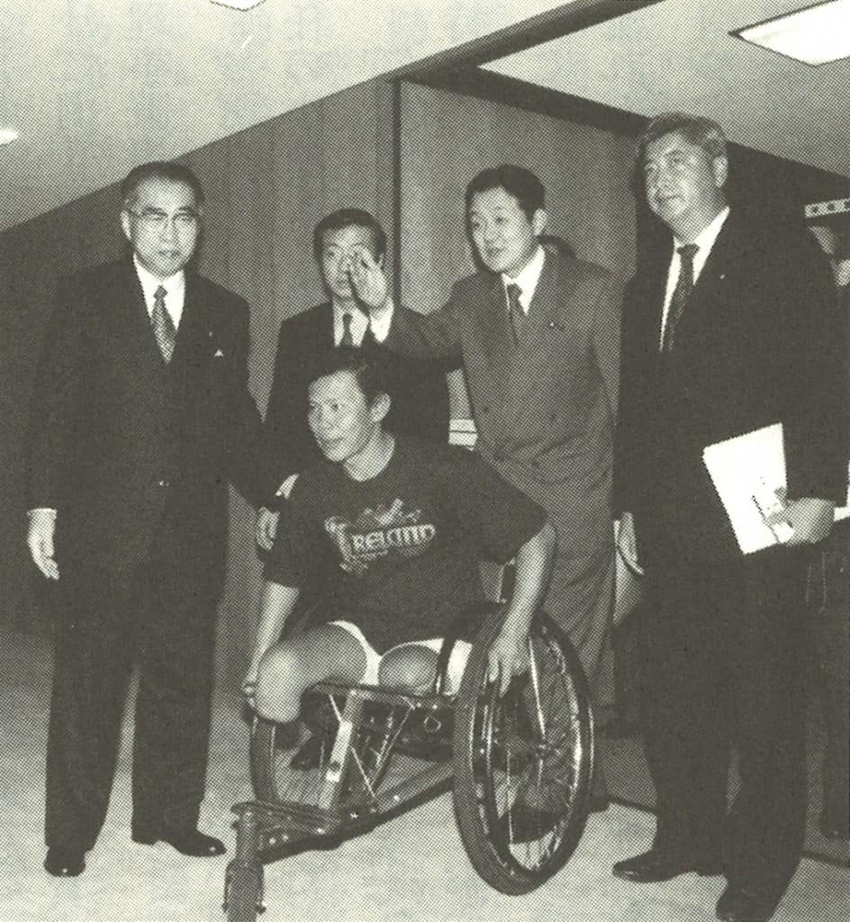 1997 Making a request to Foreign Minister Keizo Obuchi with Jody Williams from the Nobel Peace Prize-winning 'International Campaign to Ban Landmines'. On my right is Defense Minister Gen Nakatani, and on my left is former Minister of Education, Culture, Sports, Science and Technology Kenji Kosaka
