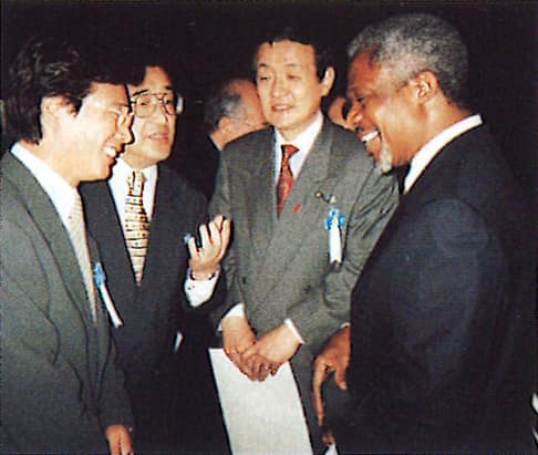 1997 With Shinichi Mori (left) and UN Secretary-General Kofi Annan (right)
