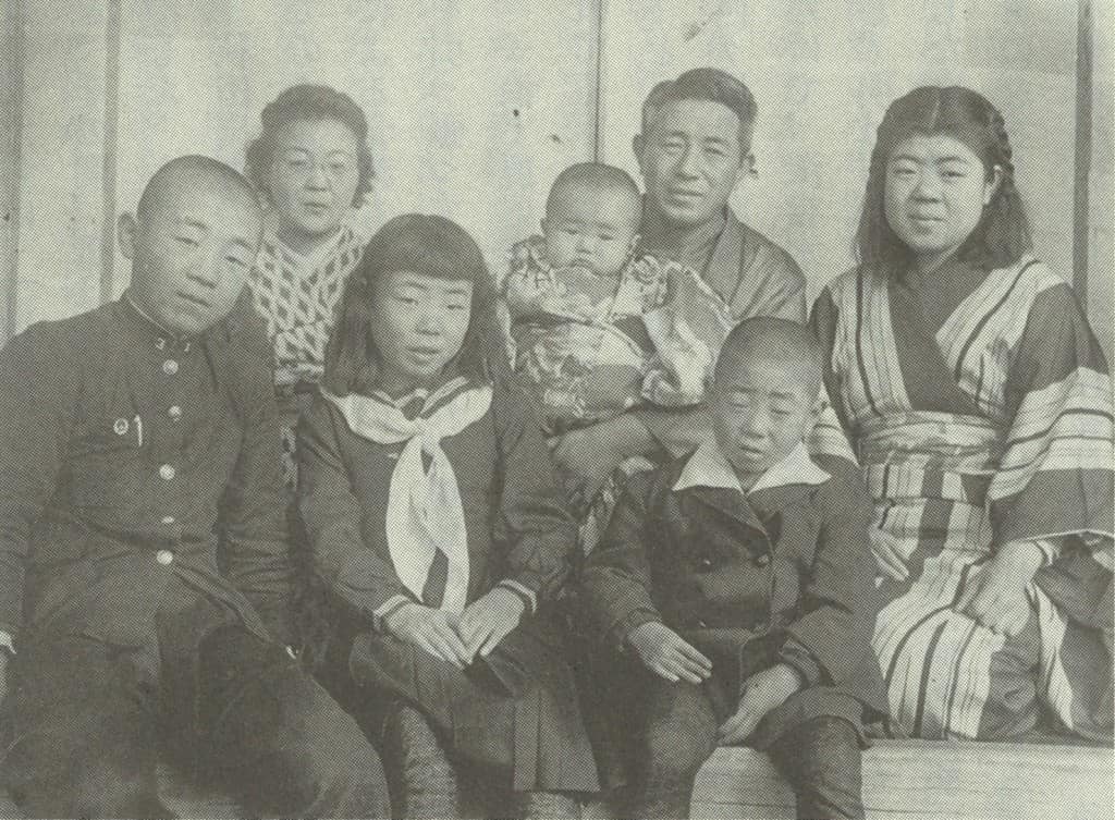 Shortly after birth, at Hitachi company housing (From left in back row) Mother Akiko, Yukihisa, Father Kozo, Sister Seiko (From left in front row) Brother Toyohisa, Sister Noriko, Brother Akio