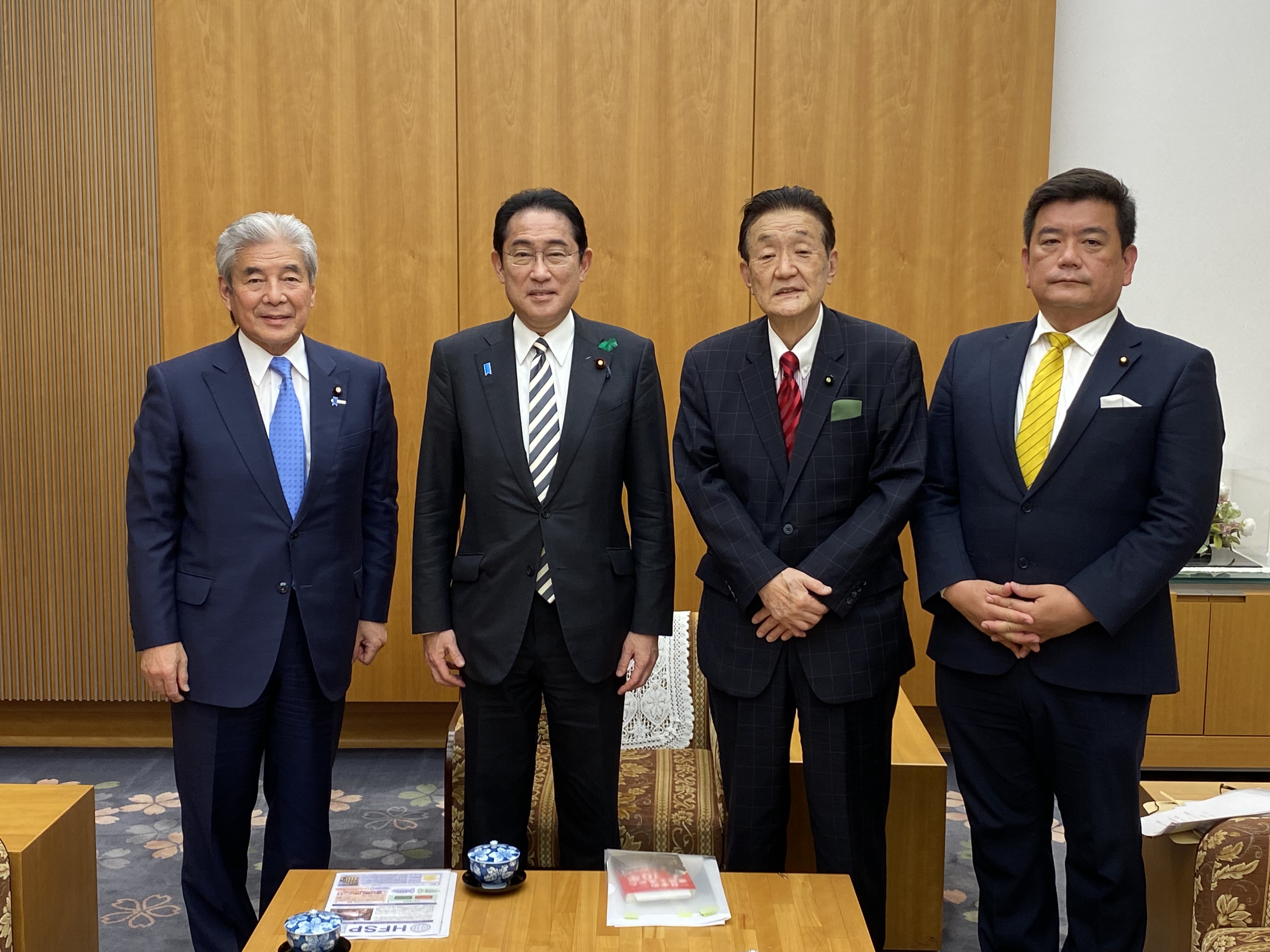(from left) Former Foreign Minister Nakasone, Prime Minister Kishida,
                    Fujita and MP Moriyama