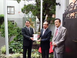 カンボジア大使館へ日立の桜贈呈