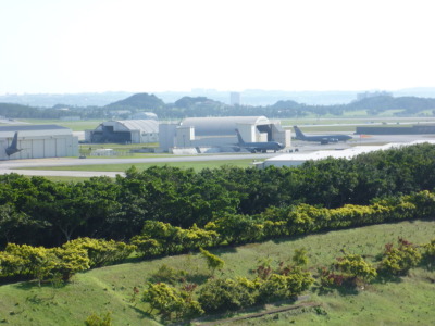 沖縄米軍基地の宿舎、施設などを視察