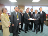 東京医大病院問題で橋本知事を厚生労働大臣に引き合わせ