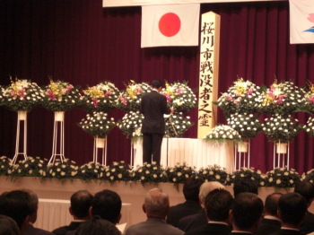 桜川市戦没者追悼式で追悼の辞を述べる