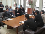 クラスター爆弾被害者と江田参議院議長訪問