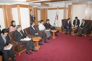 鳩山代表らと共に潘基文国連事務総長と会談