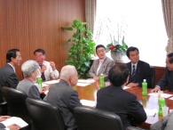 拉致家族会が鳩山総理、中井担当大臣を訪問