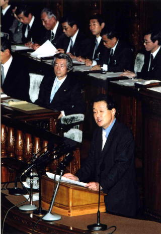小泉総理に本会議で代表質問