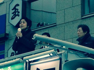 細川候補の赤羽駅での街頭演説会