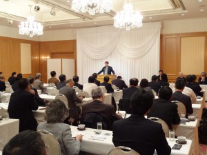 ２日の第５２回藤田幸久政経フォーラムでニューヨーク・タイムズ日本支局長のマーティン・ファクラー氏が講演