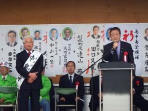 美浦村の中島栄村長候補の出陣式で挨拶