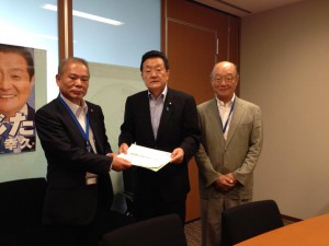 全日本不動産政治連盟の森幹事長と萩原副幹事長から陳情書を受け取りました