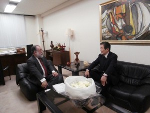 駐日エクアドル大使を訪問して、先の地震のお悔やみとお見舞いを申し上げました