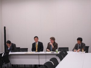 外務防衛部会で、前ニューヨークタイムズ東京支局長のマーティン・ファクラーさんから講演頂きました