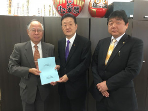 茨城県税理士会を代表して、藤田幸久税理士後援会の篠原会長から税制改正要望を受け取りました