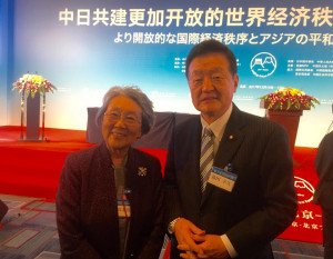 北京でのフォーラムで周恩来元首相の姪の周秉徳さんとお会いしました