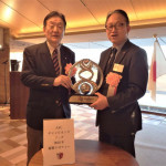 鉾田市新年会で、鹿島アントラーズ荘野社長から、アジアカップの優勝トロフィーを抱かせて頂きました