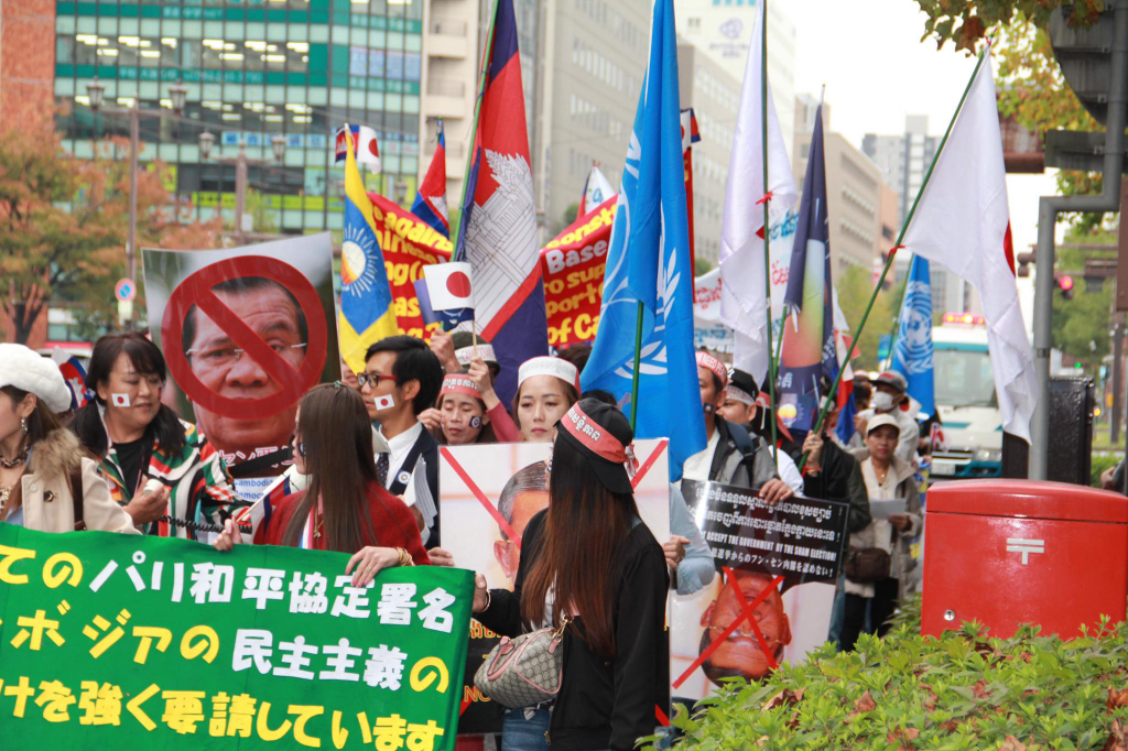 カンボジア人300人がが広島で民主化支援デモ